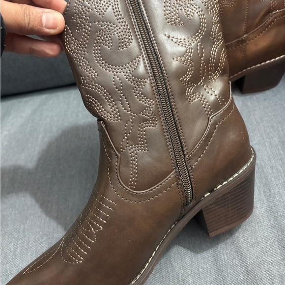 Dream Pairs Brown Heeled Boots - Picture 4 of 6